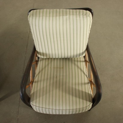 Paire de fauteuils dans le goût de Paolo Buffa, bois de hêtre et noyer, coussin d'assise à ressorts sur sangles métalliques, dossier en mousse, revêtement en tissu. Personnalisable : le produit peut être renouvelé par nos laboratoires.