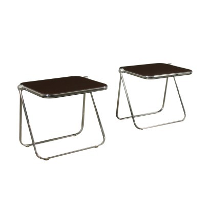 Paire de bureaux pliants, structure en métal chromé et aluminium, plateau en plastique. Produit en bon état, avec de petites traces d'usure.