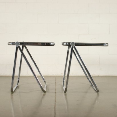 Pair of folding desks, chromed metal and aluminum structure, plastic top. Product in good condition, with small signs of wear.