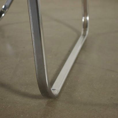 Pair of folding desks, chromed metal and aluminum structure, plastic top. Product in good condition, with small signs of wear.