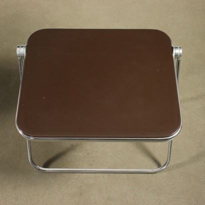 Pair of folding desks, chromed metal and aluminum structure, plastic top. Product in good condition, with small signs of wear.