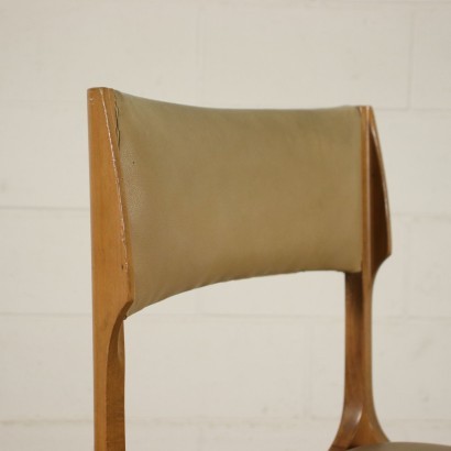 Chaises Giuseppe Gibelli, années 1960. Groupe de six chaises, bois de hêtre, rembourrage en mousse, revêtement en simili cuir.