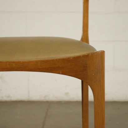 Chaises Giuseppe Gibelli, années 1960. Groupe de six chaises, bois de hêtre, rembourrage en mousse, revêtement en simili cuir.