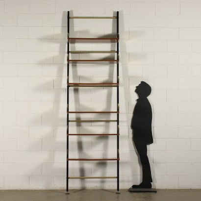 Librería de pared, montantes en aluminio, latón, madera chapada en caoba.