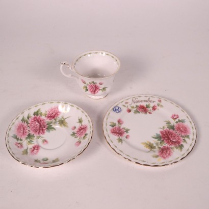 Groupe de 12 Tasses Royal Albert Porcelaine Angleterre XX Siècle