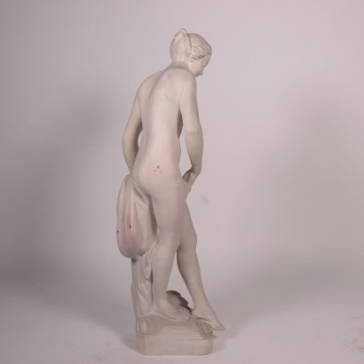 Escultura de bañista en polvo de mármol