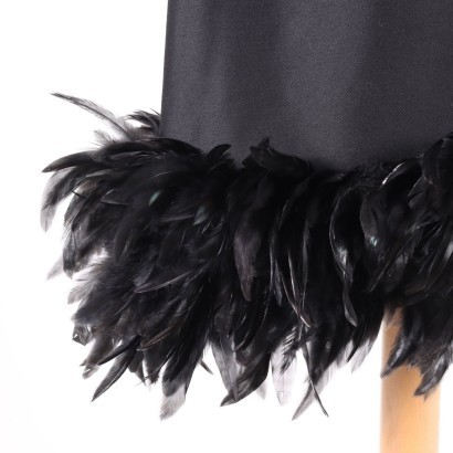 Robe noire vintage avec plumes