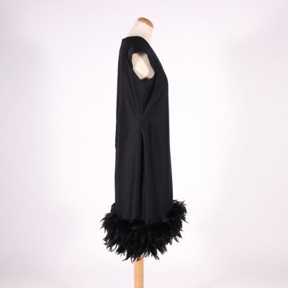 Robe noire vintage avec plumes