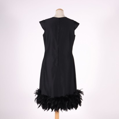 Vestido negro vintage con plumas