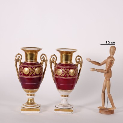 Paire de Vases Néoclassiques en Porcelaine - France XIX Siècle