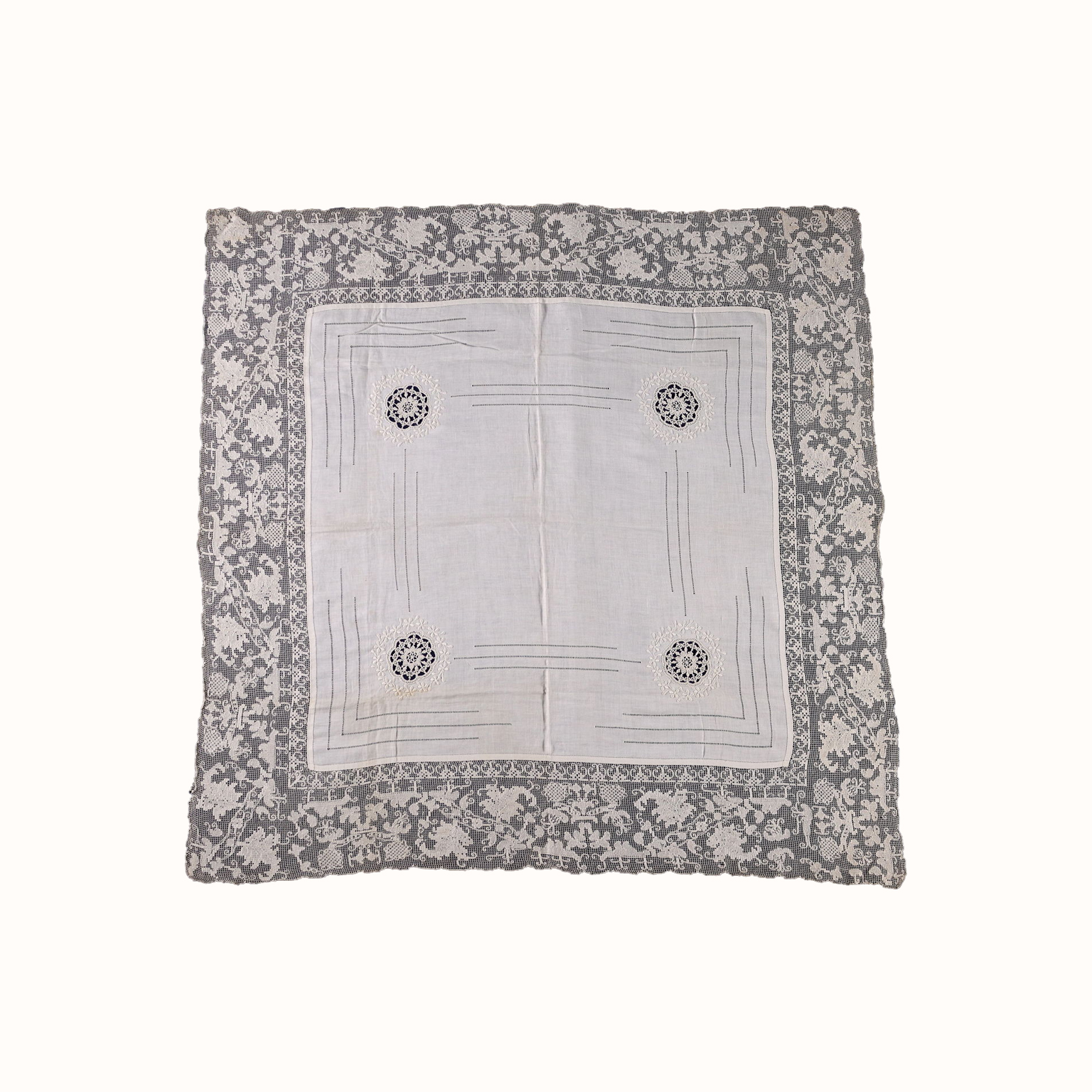 Mantel de lino textil de color blanco con hermosos pliegues