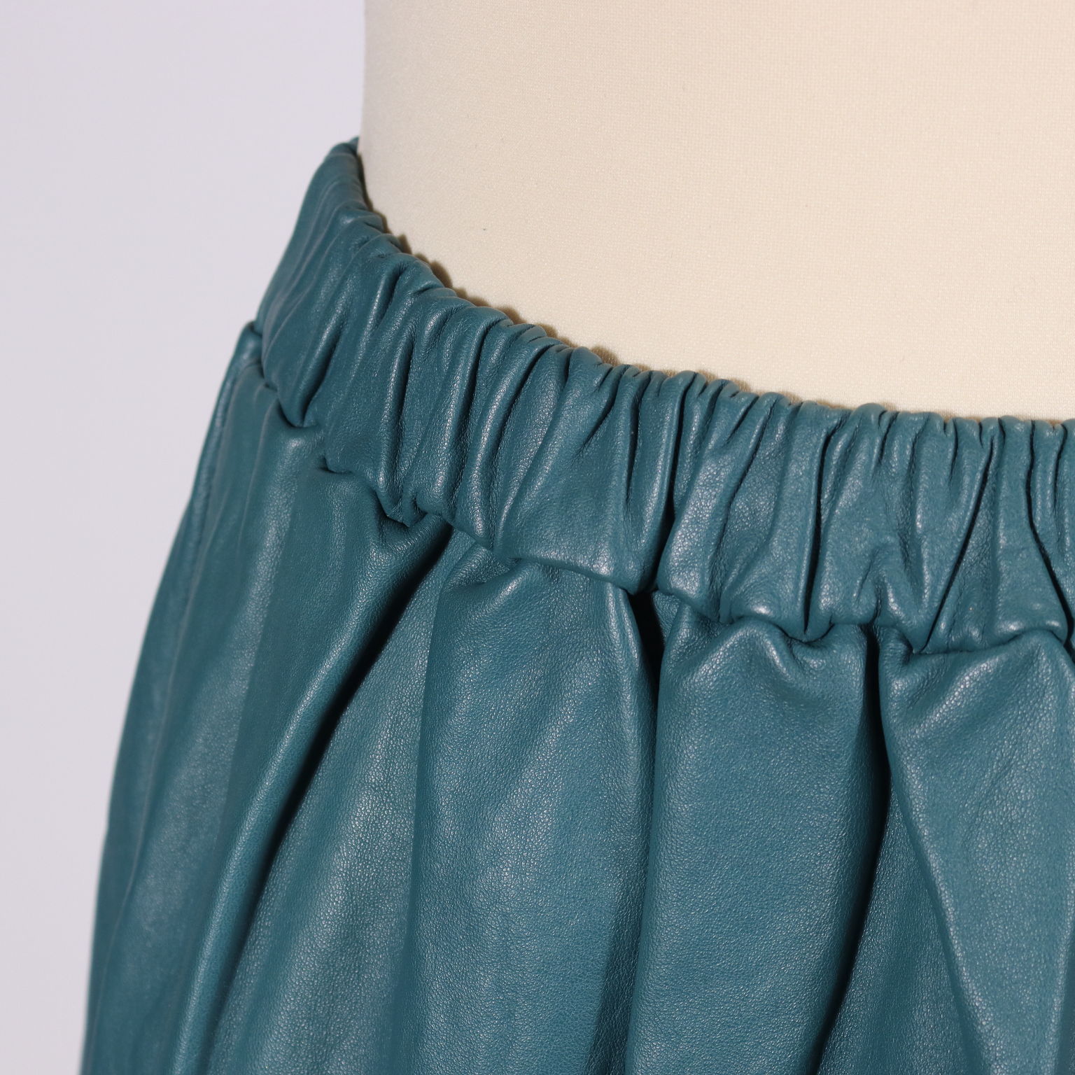 Gonna Corta Vintage in Pelle Verde Petrolio Taglia 42