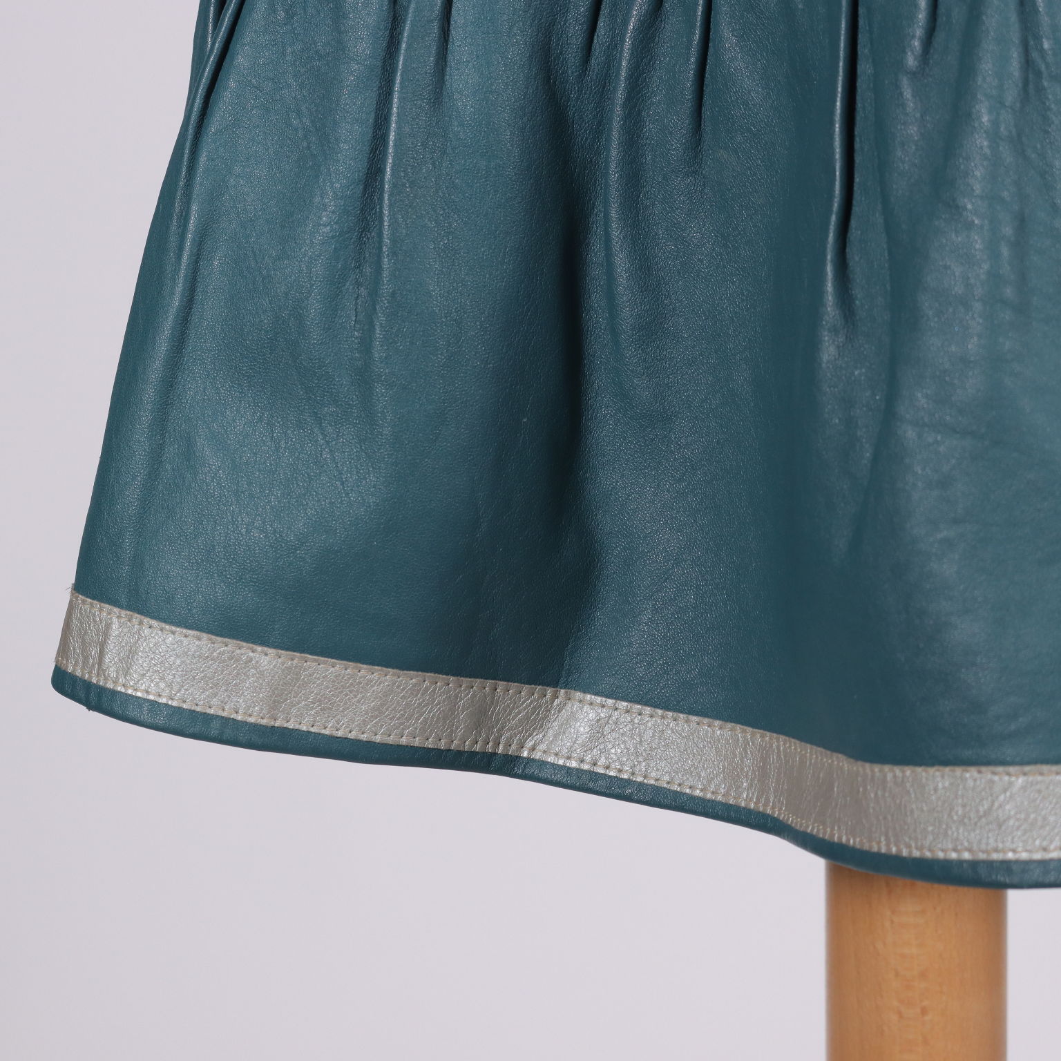 Gonna Corta Vintage in Pelle Verde Petrolio Taglia 42
