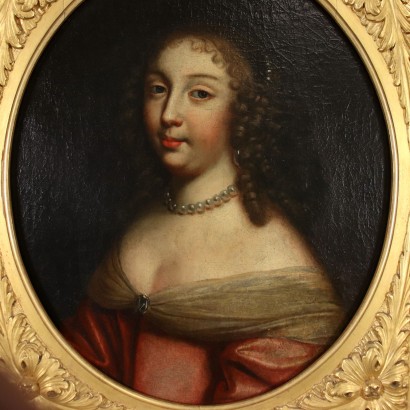 Retrato de mujer con collar de perlas.