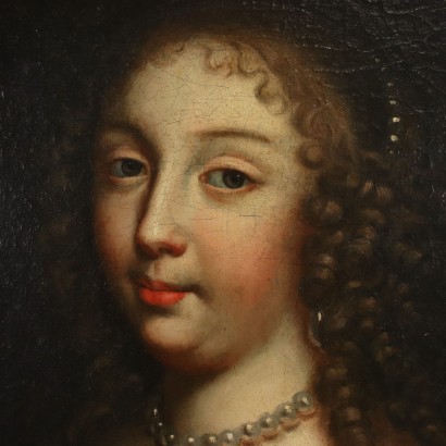 Retrato de mujer con collar de perlas.