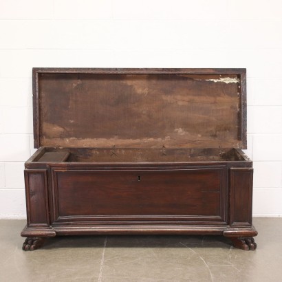 Chest Walnut - Italy XVII Century