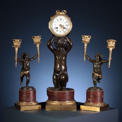 Antiquitäten, Uhr, Antiquitätenuhr, antike Uhr, antike italienische Uhr, antike Uhr, neoklassizistische Uhr, Uhr aus dem 19. Jahrhundert, Pendeluhr, Wanduhr, Triptychon mit Uhr und Kerzenpaar