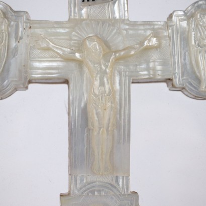 Kruzifix im Reliquiar Perlmutter Osten XIX Jhd