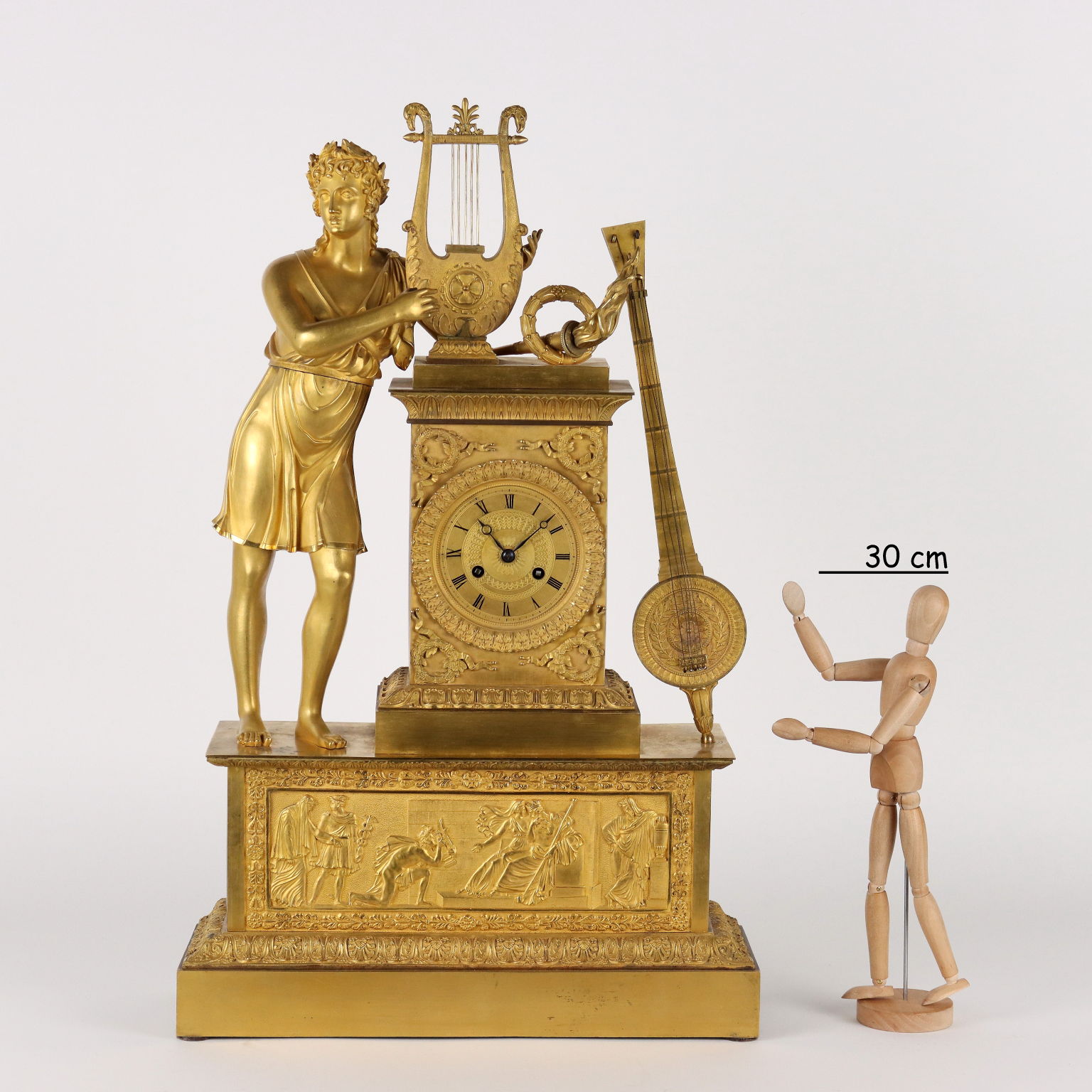 Un porta-orologio in bronzo dorato con un medaglione roc…