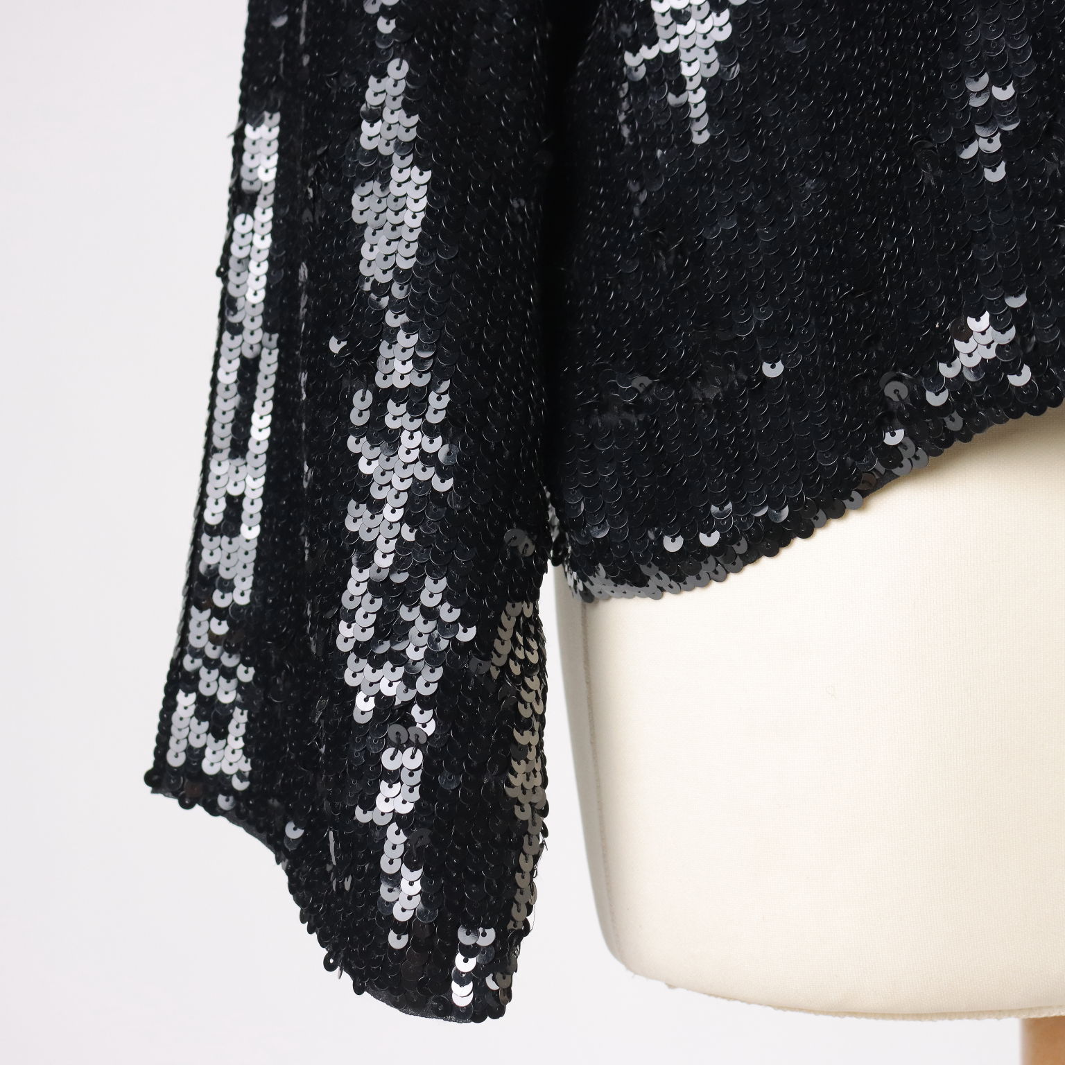 Maglia nera con paillettes store