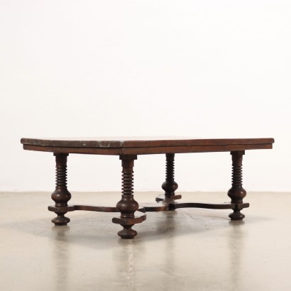 Mesa de centro hecha con maderas antiguas