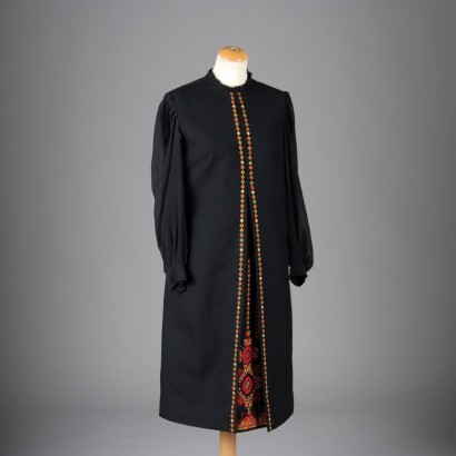 Schwarzes Vintage-Kleid mit farbigen Stickereien