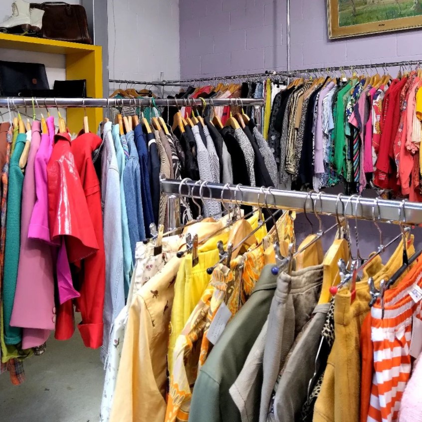 negozio abbigliamento vintage di mano in mano