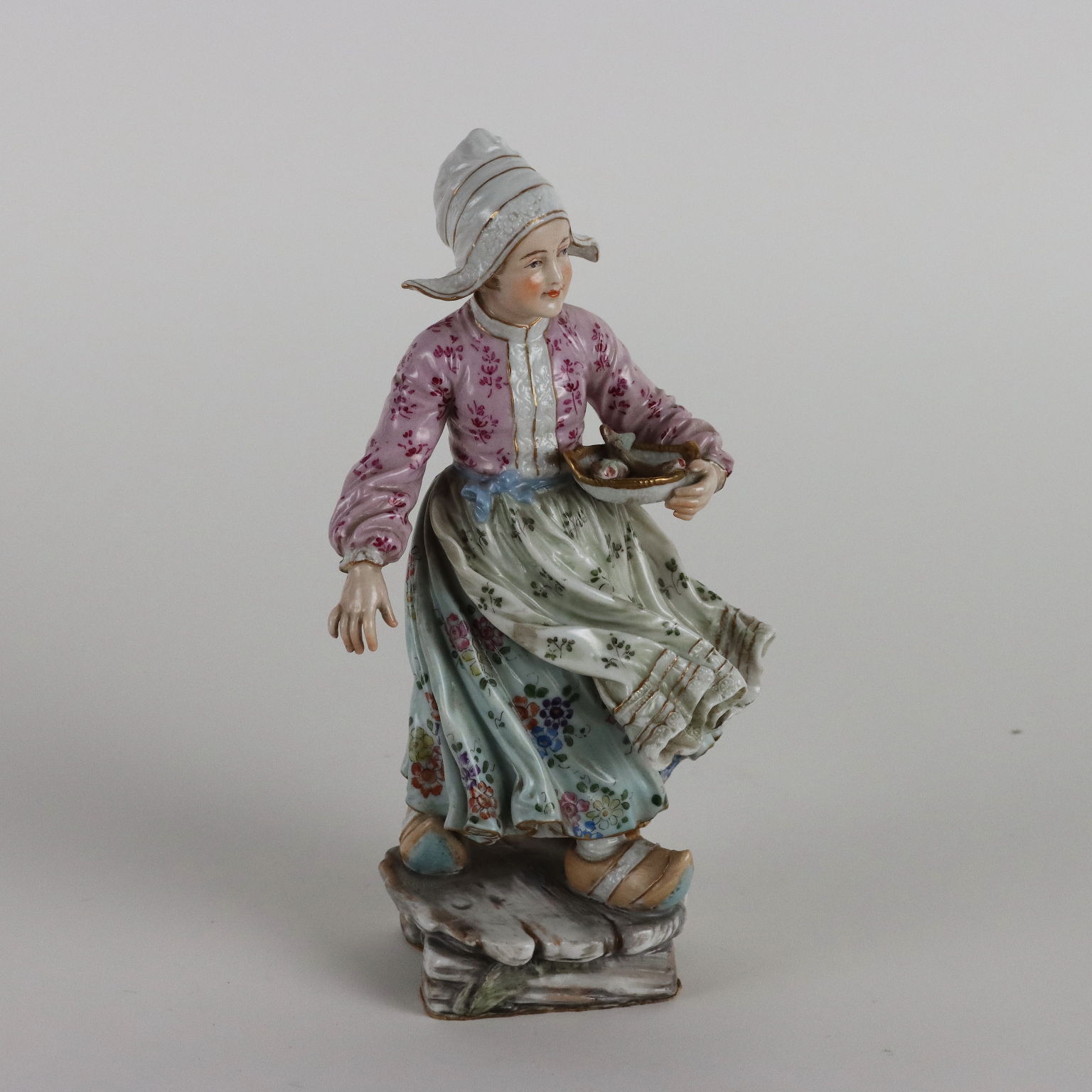statuetta antica in ceramica di mano in mano