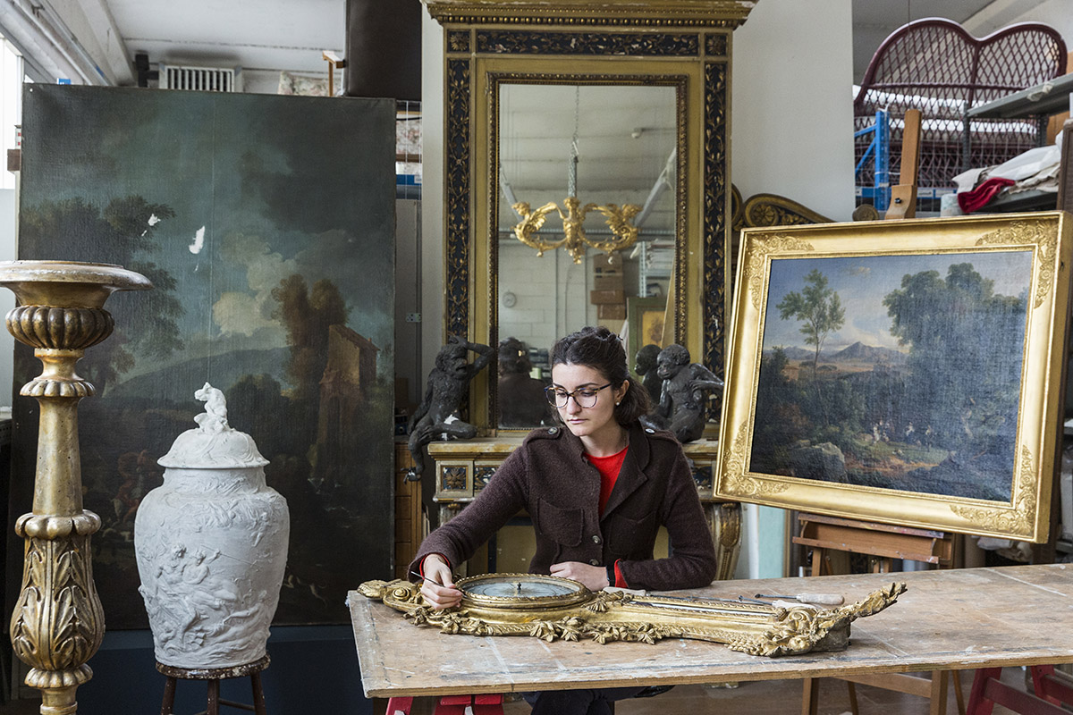 restauro di opere d'arte di mano in mano