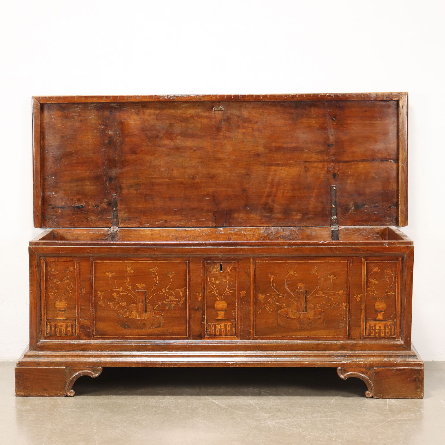 Antique Neoclassical Chest Maple with Decorations Italy XVIII Century