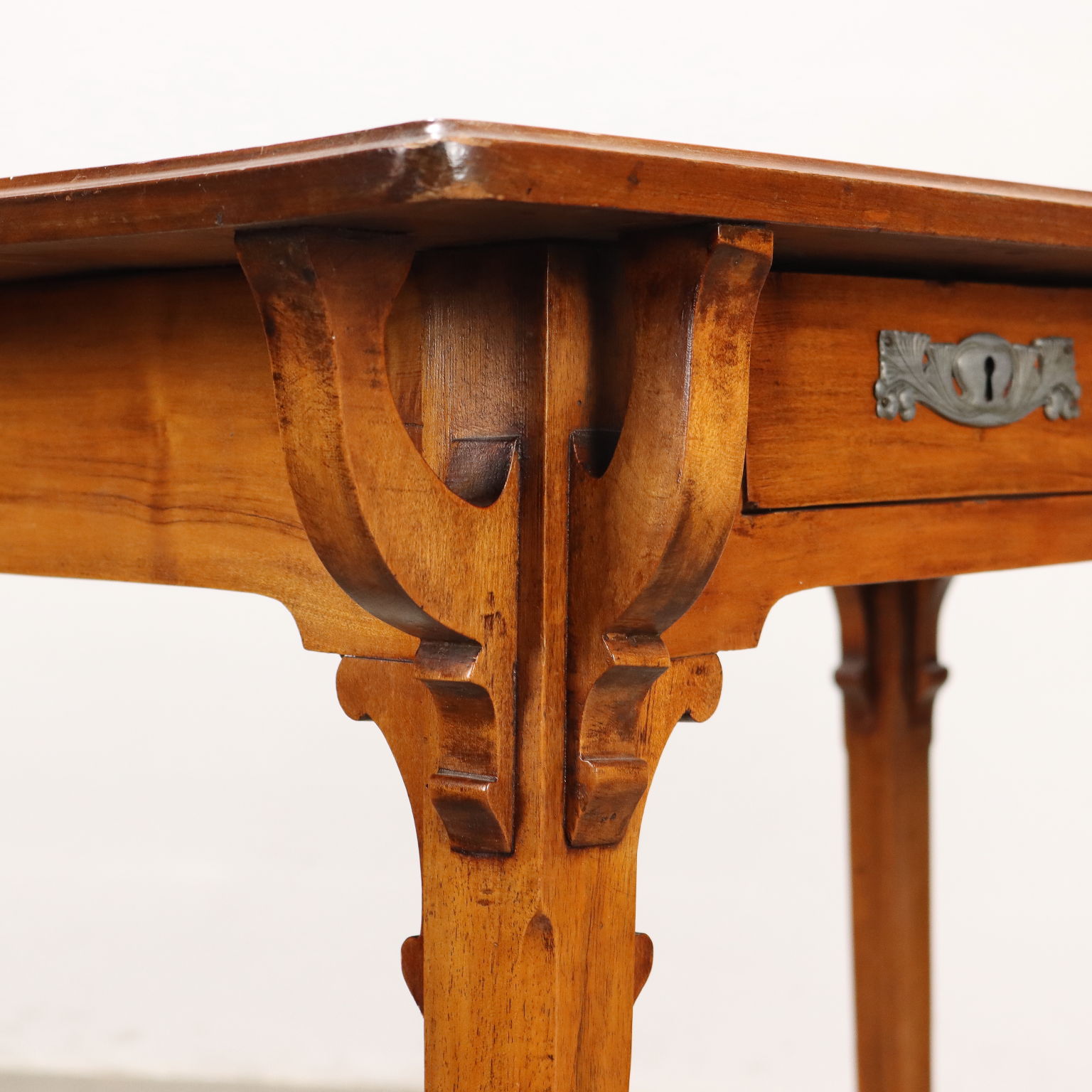 Antiker Kleiner Schreibtisch der Jugendstil Mahagoni des XX Jhs