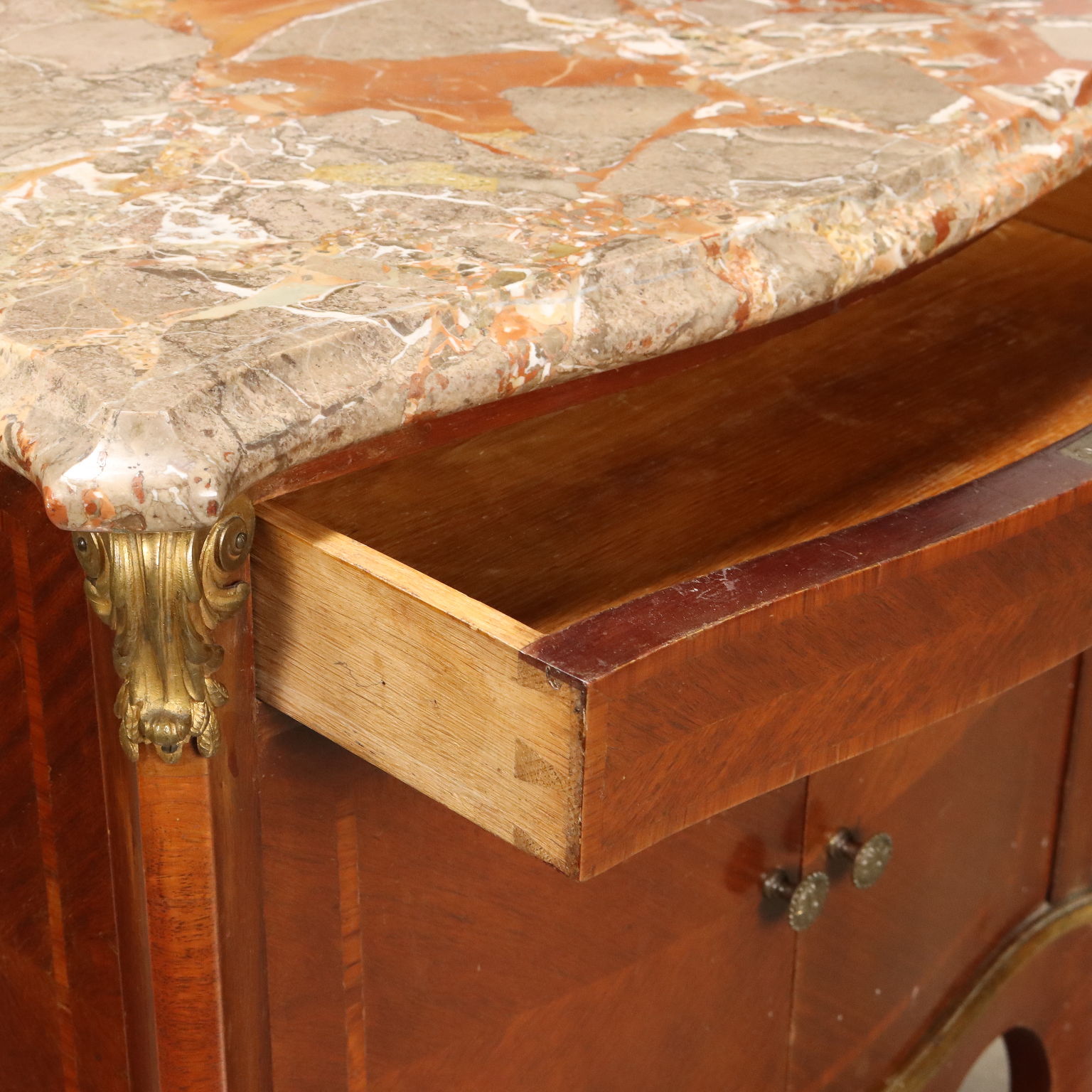 Paire de Tables de Chevet Anciennes Style Baroque Acajou XXe Siècle