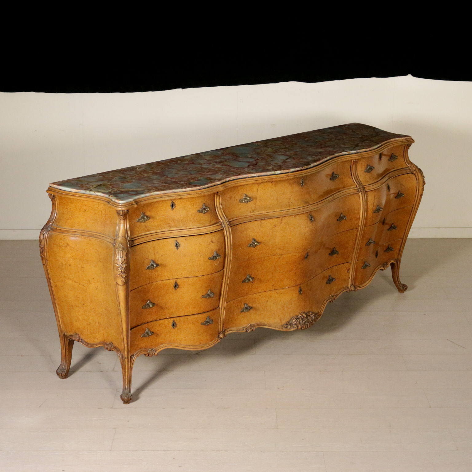 https://www.dimanoinmano.it/immagini/mercatino/bottega_del_900/mobili_in_stile/2887/BOTMOB0002887_0.jpg