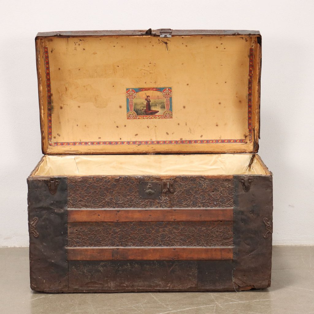 baule antico a noleggio